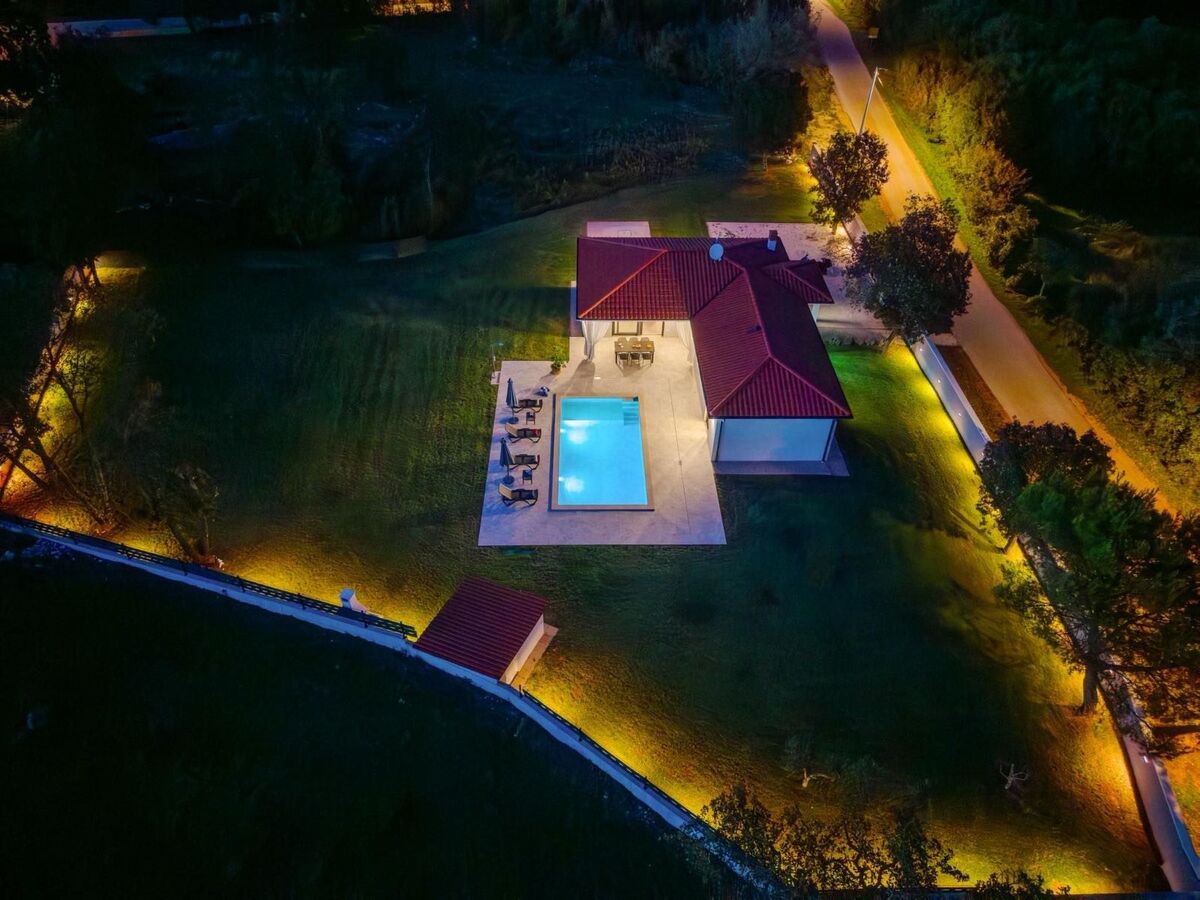 Villa moderne neuve avec piscine à Barban - Photo 13