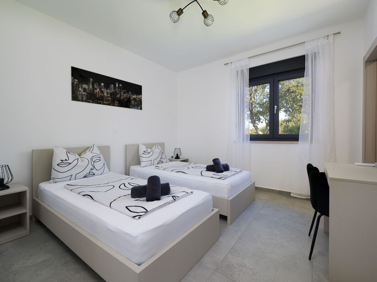 Villa moderne neuve avec piscine à Barban - Photo 35