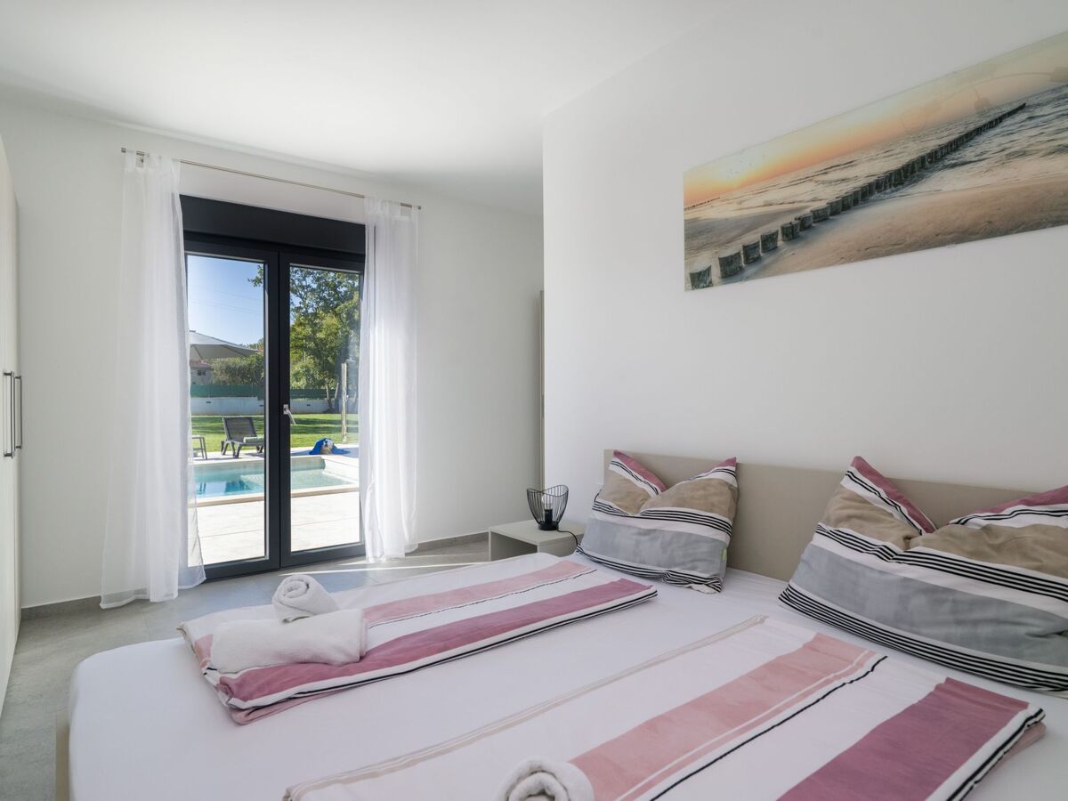 Villa moderne neuve avec piscine à Barban - Photo 40