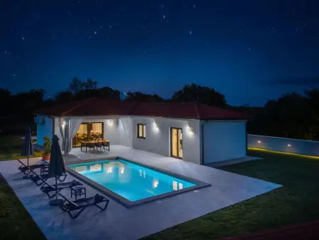 Villa moderne neuve avec piscine à Barban
