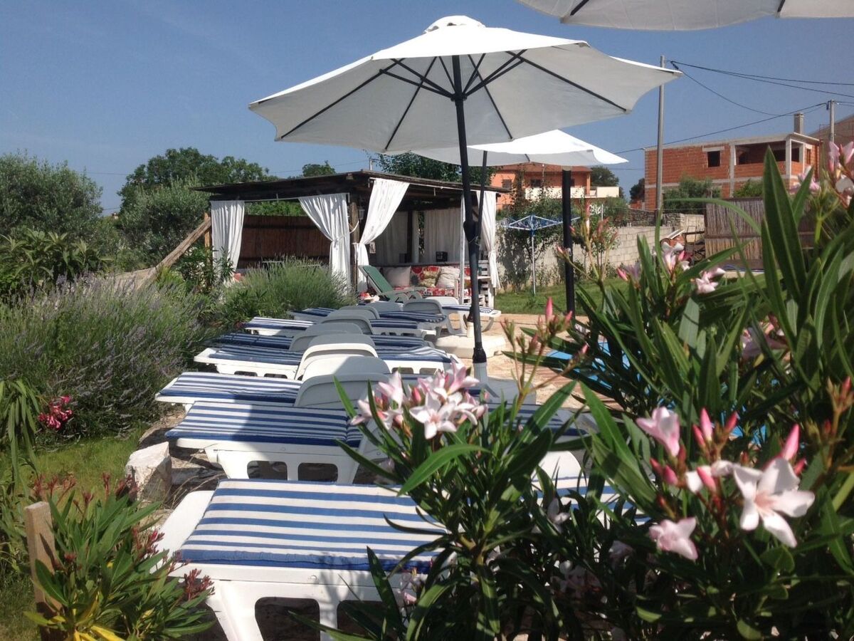 Maison en pierre avec piscine privée à Barban - Photo 11