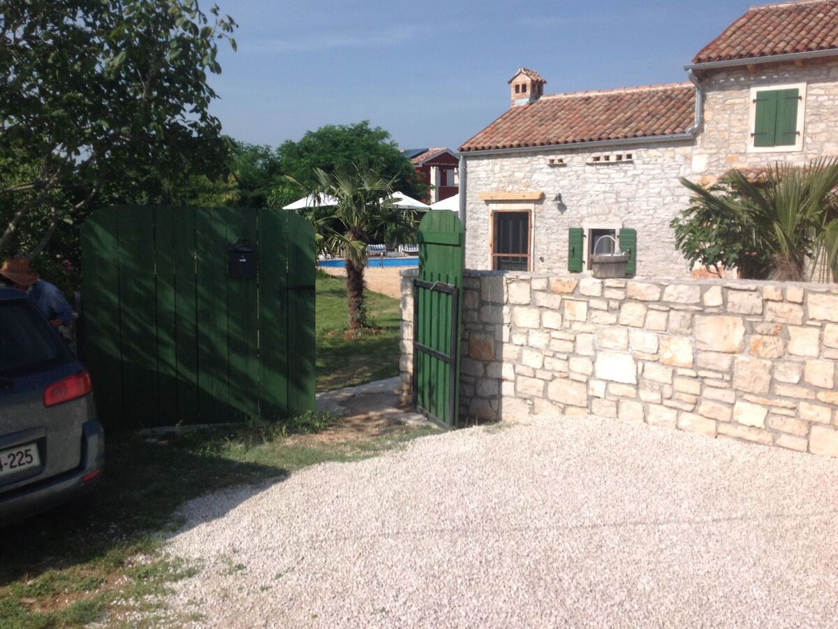 Maison en pierre avec piscine privée à Barban - Photo 16