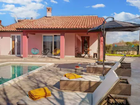 Maison Valeo à Rasa : piscine privée pour 6 personnes
