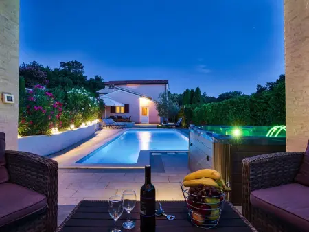 Maison Ines avec spa et piscine privée à Drenje