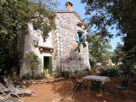 Maison en pierre du 17e siècle avec jardin privé à Drenje