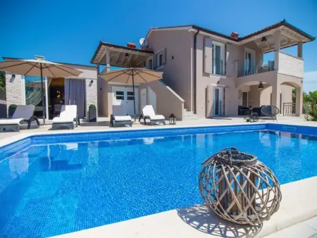 Villa Franka à Drenje : maison 8 pers. avec piscine