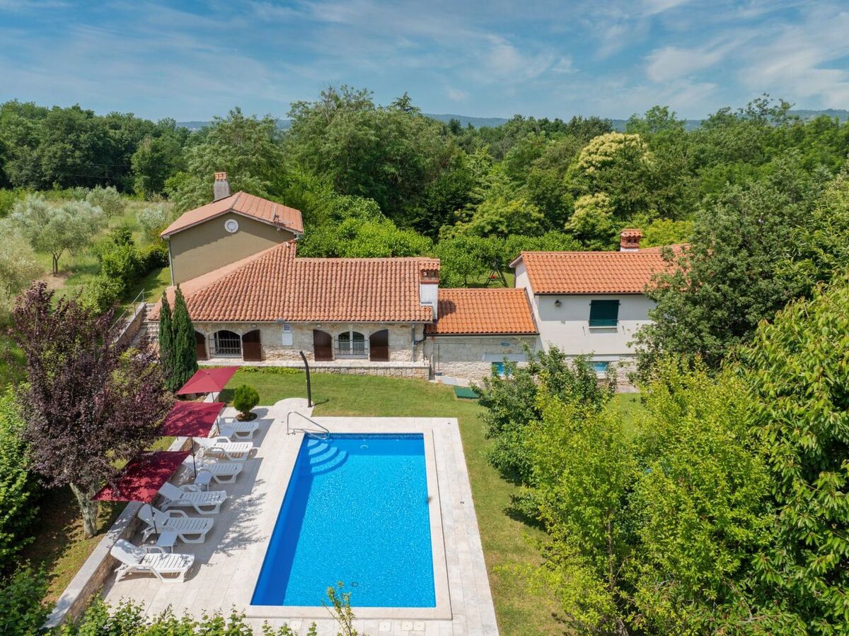 Villa Stori Grod : maison rurale avec piscine à Nedescina - Photo 2