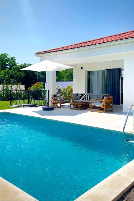 Villa Destiny, maison 8 personnes avec piscine à Nedescina