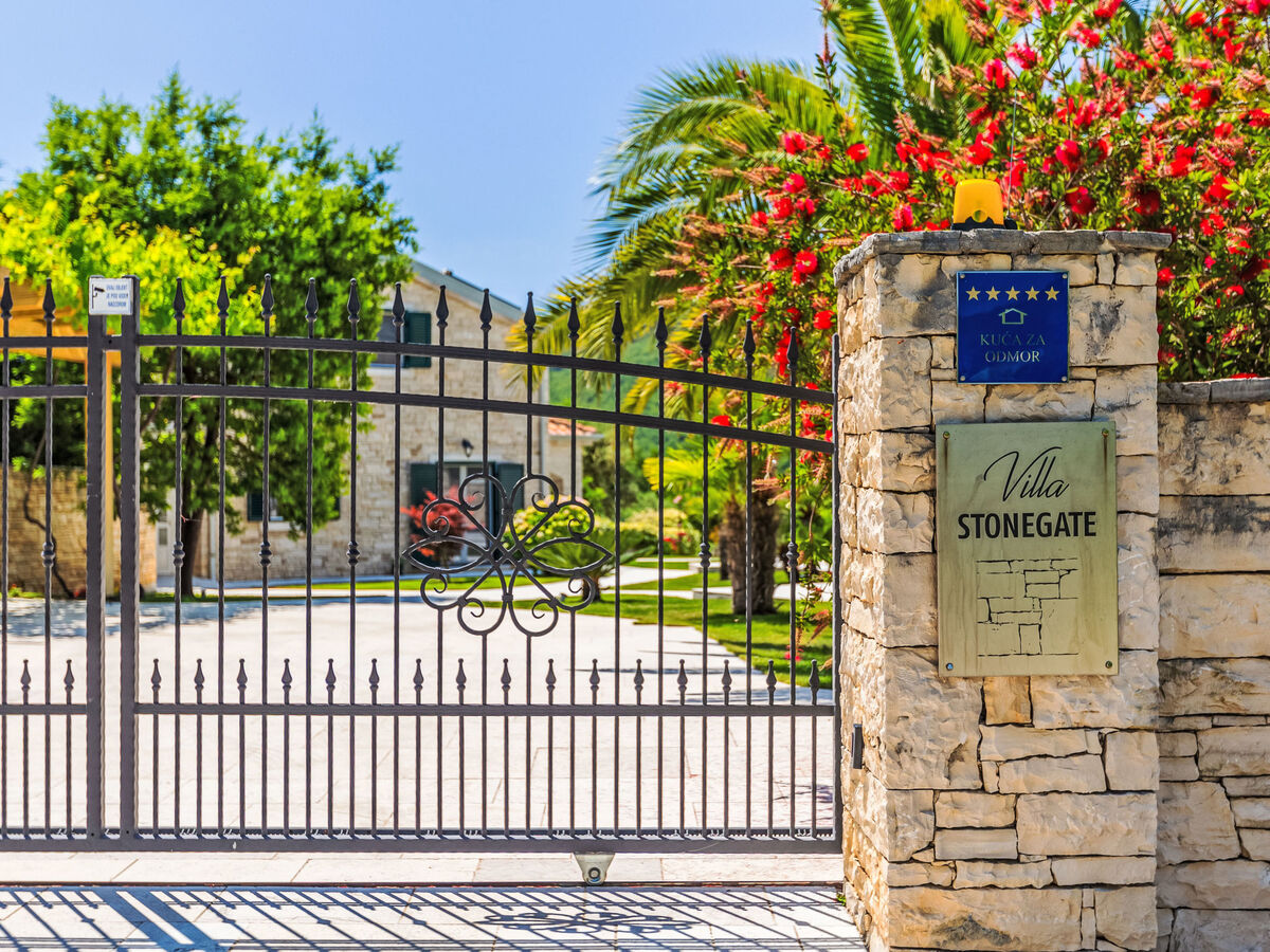 Villa Stonegate à Brseč : maison 6 chambres avec piscine chauffée - Photo 2