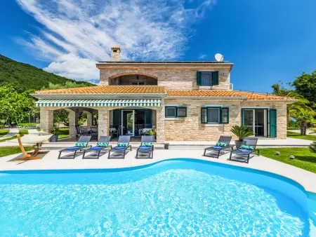 Villa Stonegate à Brseč : maison 6 chambres avec piscine chauffée