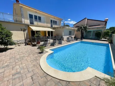 Maison Mary à Jadranovo, 4 chambres avec piscine privée