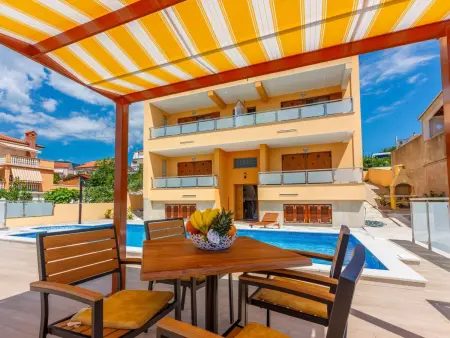 Location appartement à Novi Vinodolski, FeWo mit privatem Balkon und Gemeinschaftspool
