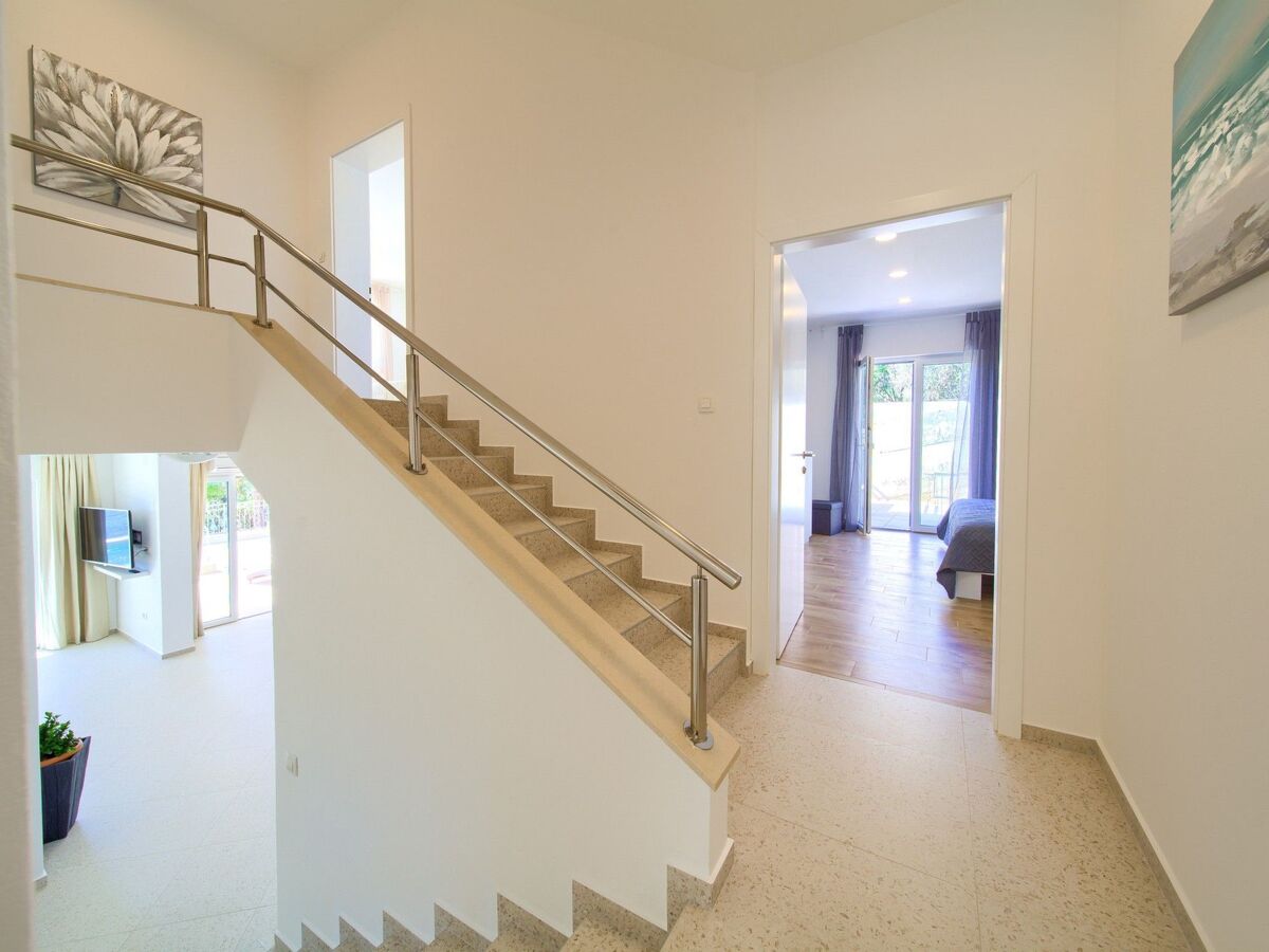 Villa 4 chambres avec piscine chauffée face à la mer, Cres - Photo 25
