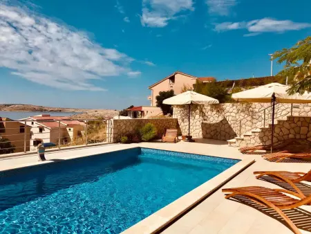 Villa Dražica avec piscine chauffée privée à Pag : photo 12