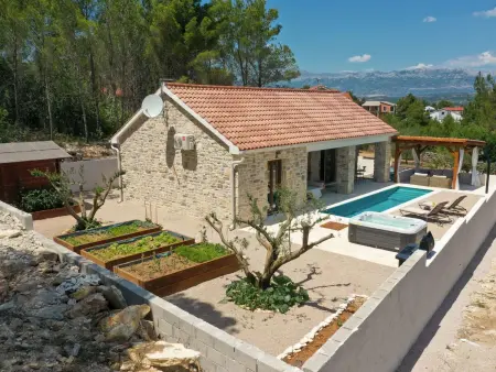 Villa Karla à Pridraga : maison pierre avec piscine