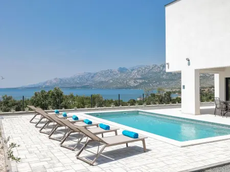Villa Stellante : maison avec piscine privée à Rovanjska