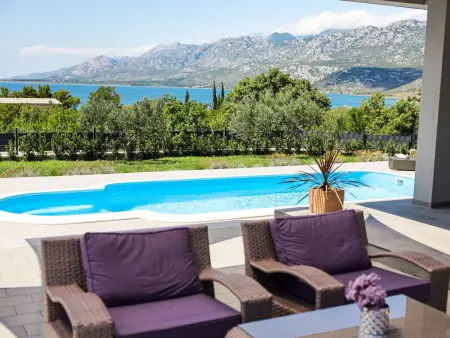 Villa moderne face à la mer à Rovanjska