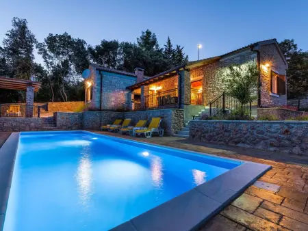 Location maison à Posedarje, Ferienvilla Roko mit beheiztem Pool