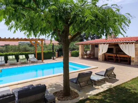 Location maison à Posedarje, Angenehmes Haus in Posedarje mit großem Garten