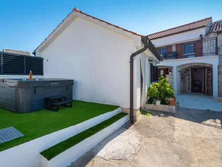 Location maison à Posedarje, mit Jacuzzi-TA Leut Agency