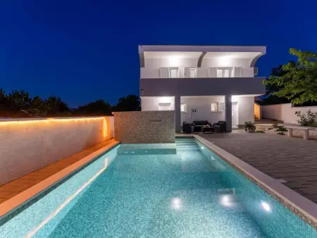 Villa La Pieda – Maison 8 pers, piscine chauffée à Ražanac