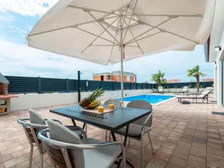 Villa avec piscine chauffée privée à Vrsi