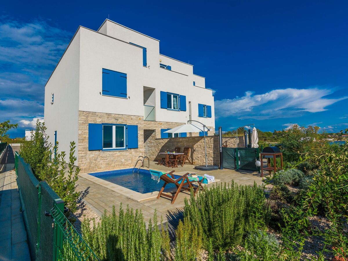 Villa beachfront 8 personnes, piscine privée à Privlaka - Photo 1