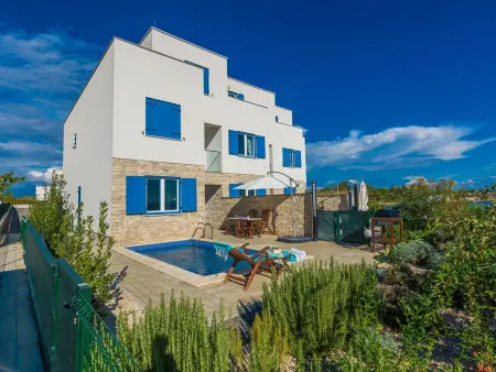 Villa beachfront 8 personnes, piscine privée à Privlaka