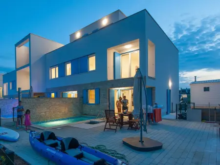 Location maison à Privlaka, Strandvilla Miri Olive mit beheiztem Pool