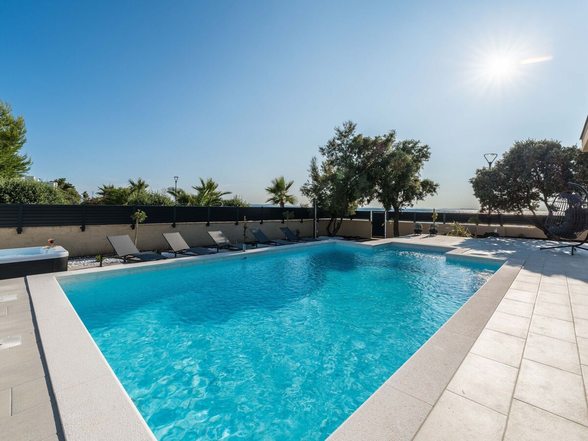 Villa moderne avec piscine chauffée à 5 m de la plage - Photo 5