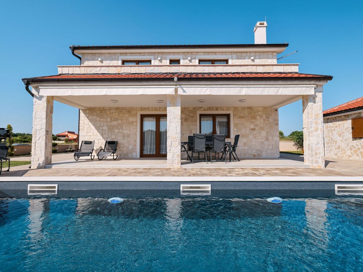 Villa neuve avec piscine chauffée à 150 m de la plage - Photo 2