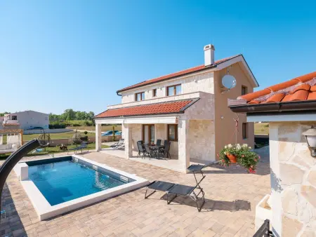 Villa neuve avec piscine chauffée à 150 m de la plage