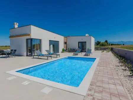 Villa Privlaka avec piscine chauffée privée
