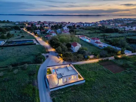 Maison Nina avec piscine privée à Privlaka