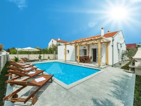 Villa Casa Nova Sabunike – 4 chambres, piscine privée, plage à 100m