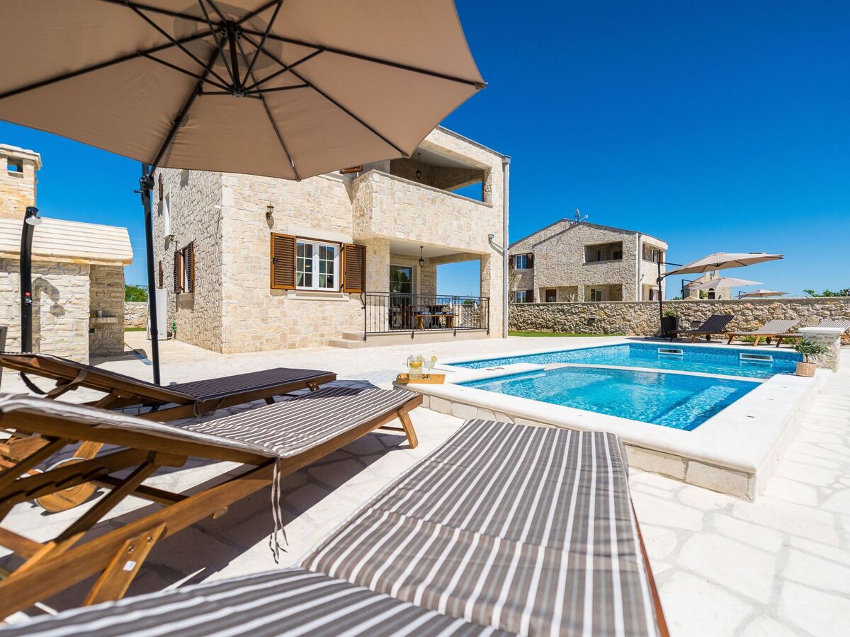 Villa avec piscine chauffée à Privlaka - Photo 1