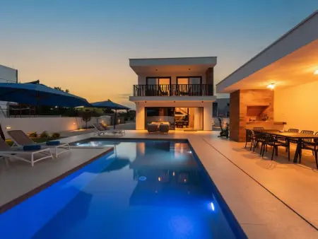 Villa Piano à Zaton : maison 8 pers. piscine chauffée