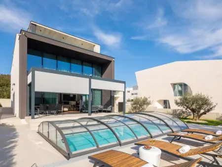 Villa Acacia à 50 m de la mer, piscine chauffée