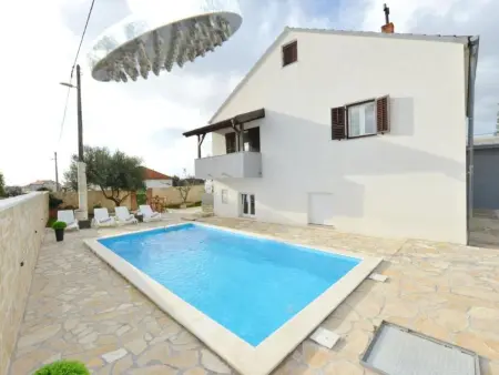 Villa Ariana à Zadar : maison avec piscine privée