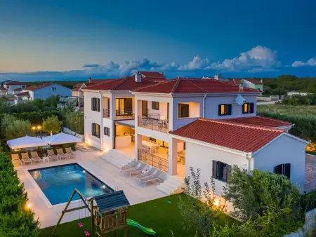 Villa Adora, 5 chambres avec piscine chauffée près de Zadar