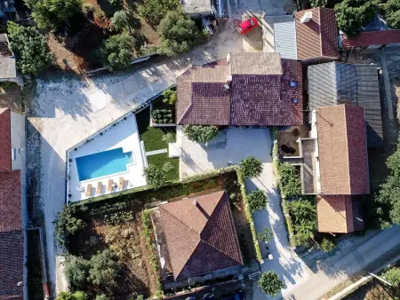 Rustica Casa Augustinus – Maison avec piscine à Debeljak
