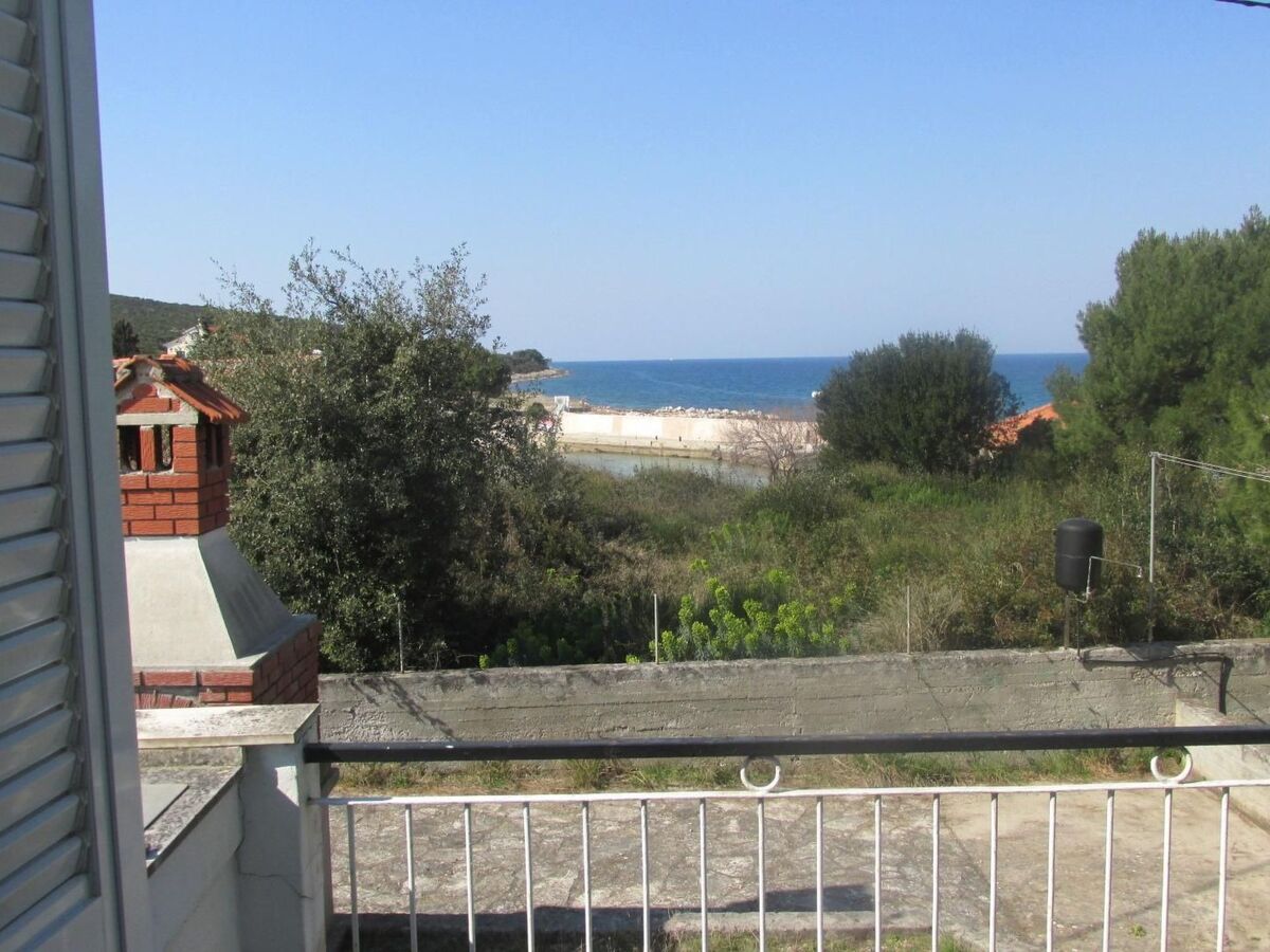 Maison 50 m de la mer à Ugljan, terrasse et jardin - Photo 4