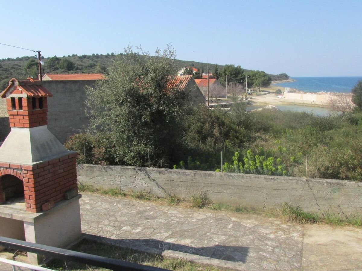 Maison 50 m de la mer à Ugljan, terrasse et jardin - Photo 10