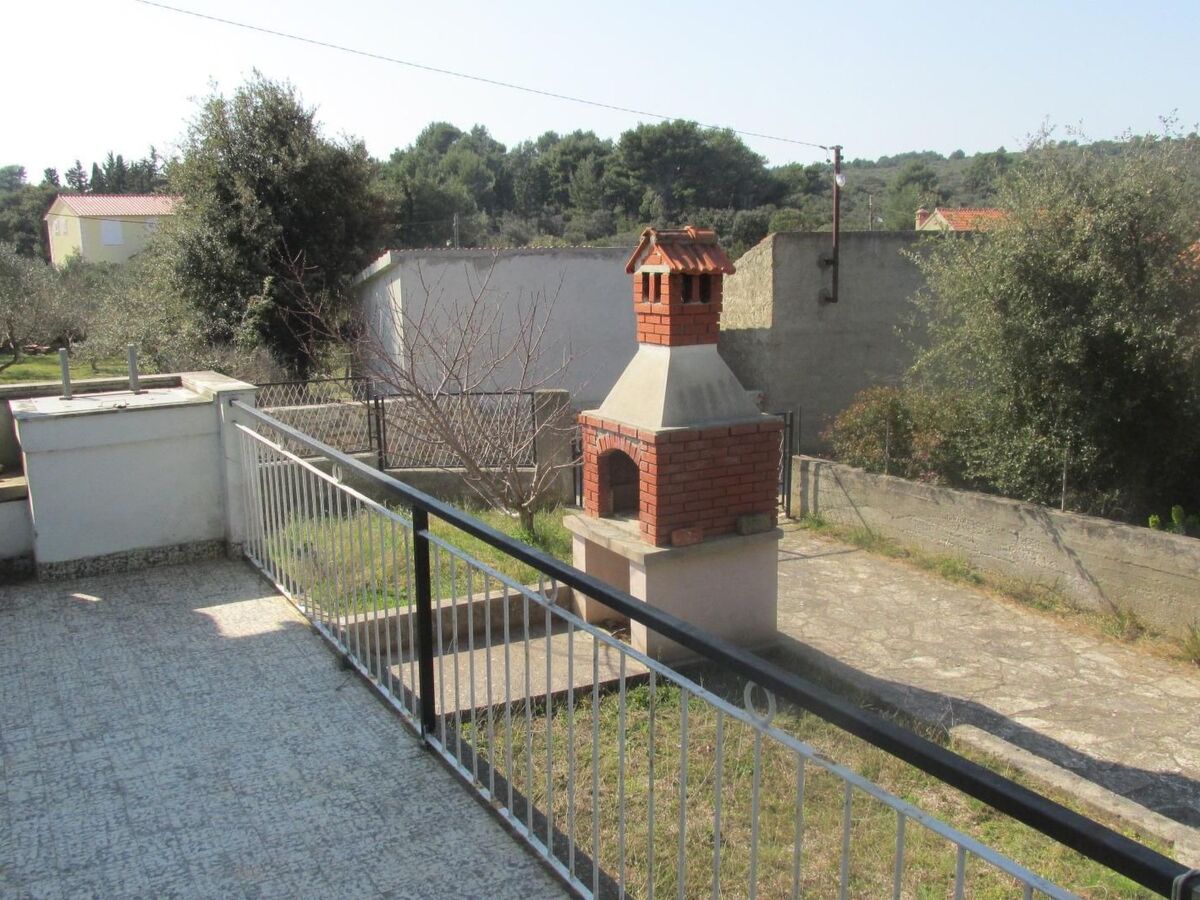 Maison 50 m de la mer à Ugljan, terrasse et jardin - Photo 12