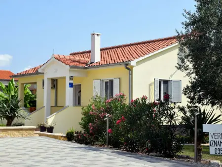Maison moderne à 20m de la plage, Dobropoljana