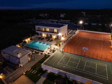 Villa Freiheit : maison 5 chambres avec piscine et courts de tennis