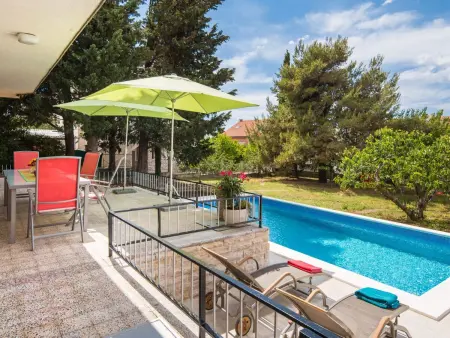 Villa Amalia - Maison 10 pers. avec piscine chauffée à Murter