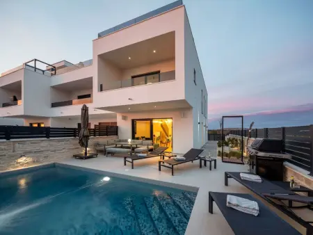 Villa Vodice Sky, 4 chambres avec piscine et vue mer
