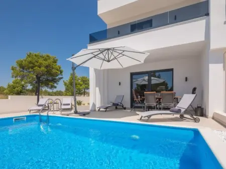 Villa Nadija à Vodice : piscine chauffée, 1 km de la plage