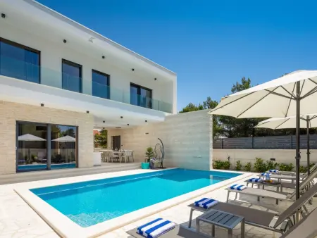 Villa 10 personnes avec piscine chauffée à Vodice